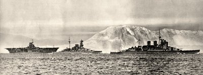 Schepen HMS Ark Royal, HMS Malaya en HMS Renown verlaten hun basis in Gibraltar, ca. 1940 door . .