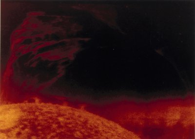 Zonnevlam gezien in helium 3-licht, gefotografeerd vanaf Skylab door Henry Charles Fehr