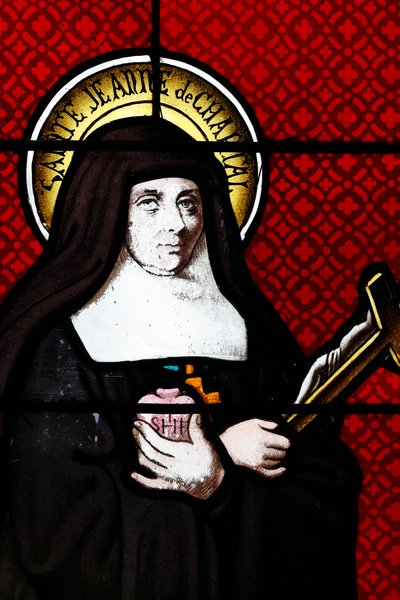 Glas-in-loodraam. Sint Jane Frances de Chantal is een rooms-katholieke heilige, die in 1751 werd zalig verklaard. Ze stichtte de religieuze Orde van de Visitatie van de Heilige Maria. Thorens. Frankrijk. door . .