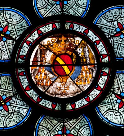 Het oculus van het trommelvlies van een van de twee ramen van de kapel van Noailles, met de wapens van de kardinaal, geschilderd in het midden van de 18e eeuw door Jean Le Vieil. Kathedraal Notre Dame de Paris - Parijs 4 - XIIIe, XIIIe, XIXe, rehabilitatie door . .