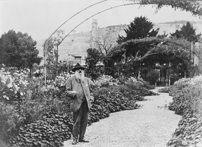 Claude Monet in zijn tuin in Giverny, 1925 door French Photographer