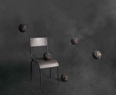 Drijvende rieten ballen en stoel door chenyi wang
