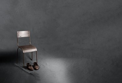 Eenzame stoel Oude schoenen door chenyi wang