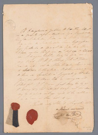 Stukje laken van de uniformrok van J.C.J. van Speyk met aangehechte afkomstbewijzen door jonkheer H. E. de Boer