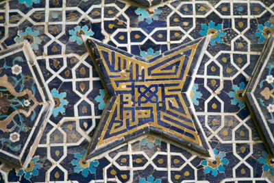 Polychrome tegeldecoratie, Jameh Moskee (Vrijdagmoskee) (Unesco Werelderfgoedlijst, 2012), Isfahan (Esfahan), Iran door Theodore Charles Ange Coquelin