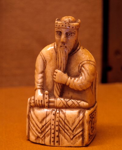 Het koning schaakstuk in walrusivoor. Uit Noorwegen. 12e eeuw. Louvre Museum, Parijs door school Scandinavian