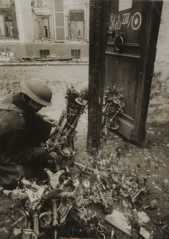Cambrai, kandelaars gebundeld en klaar voor verwijdering door de Duitsers, maar achtergelaten door (after) English photographer