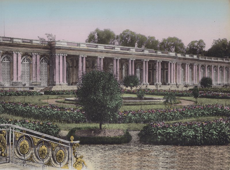 Grand Trianon, gevel aan de tuinen door (after) French Photographer