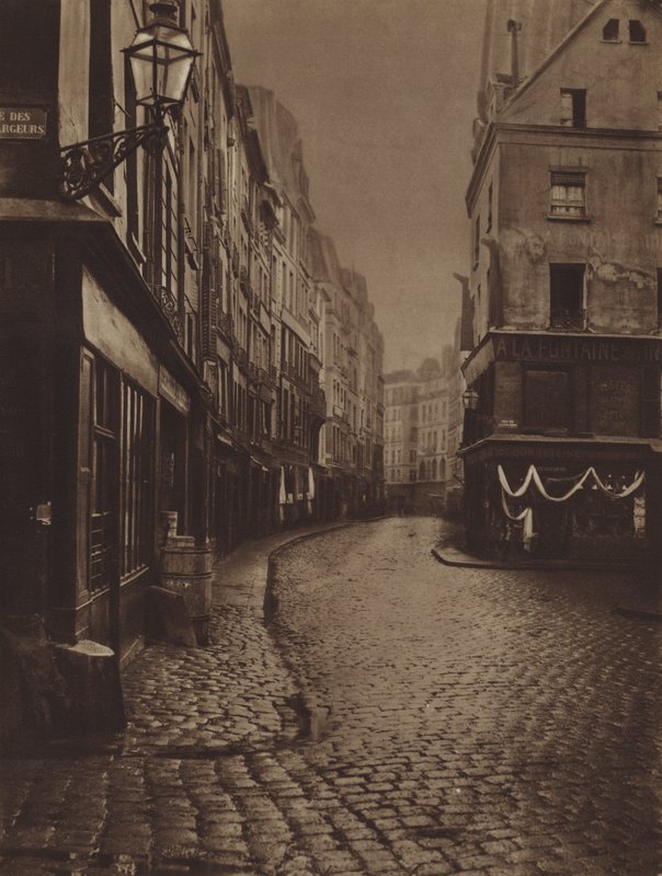 De rue Saint-Honore, genomen vanaf het kruispunt van de rue de la Lingerie en de rue des Dechargeurs (zwart-wit foto) door (after) French Photographer