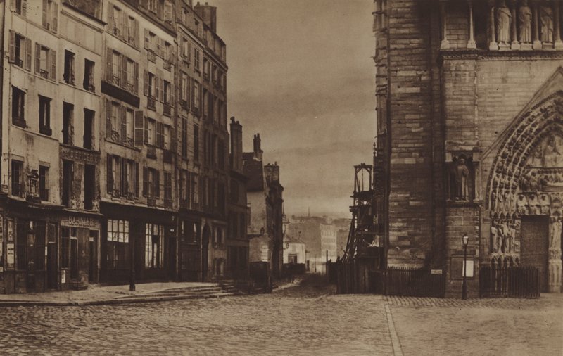 La rue du Cloitre-Notre-Dame, gezien vanaf het Parvis rond 1865 door (after) French Photographer