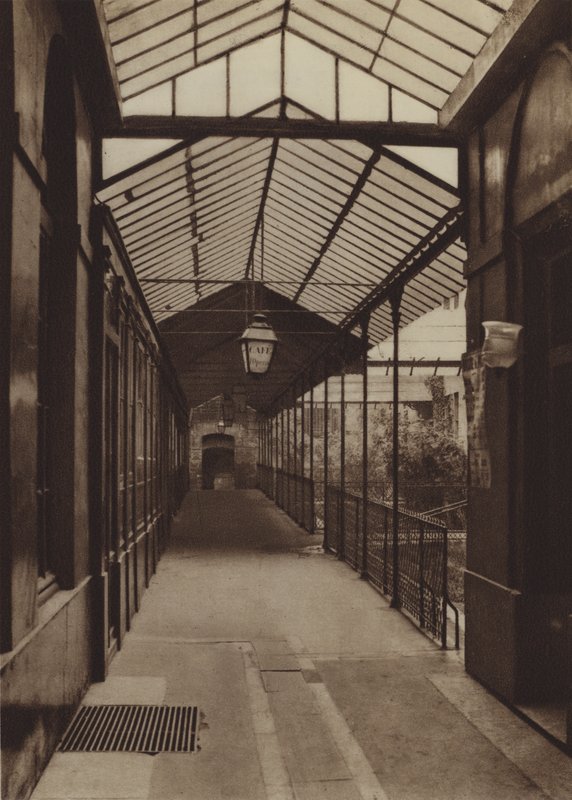 De oude passage van de Opera van de rue Le Peletier (zwart-wit foto) door (after) French Photographer