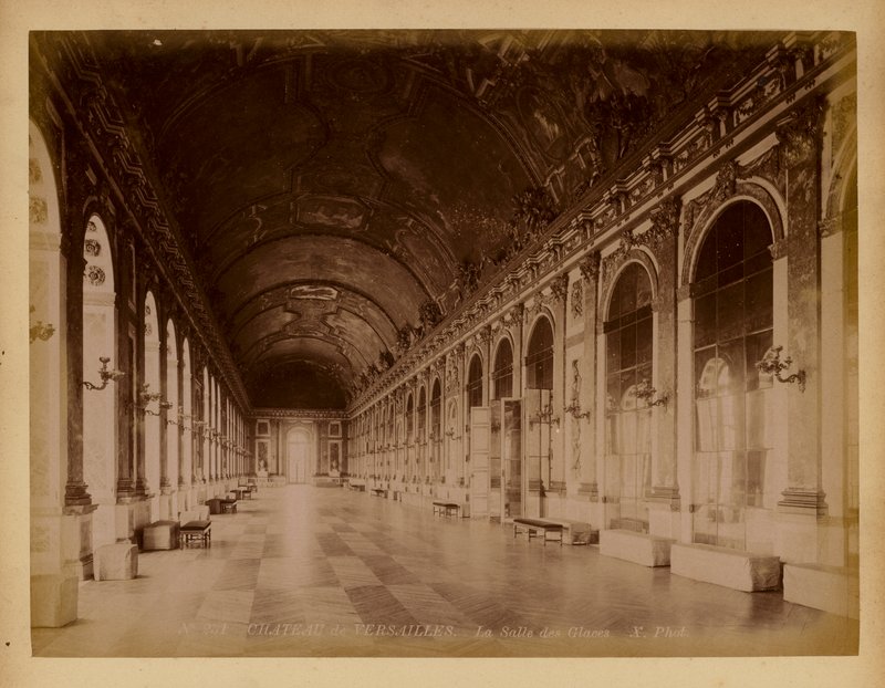 Parijs: Versailles, La Salle des Glaces door (after) French Photographer