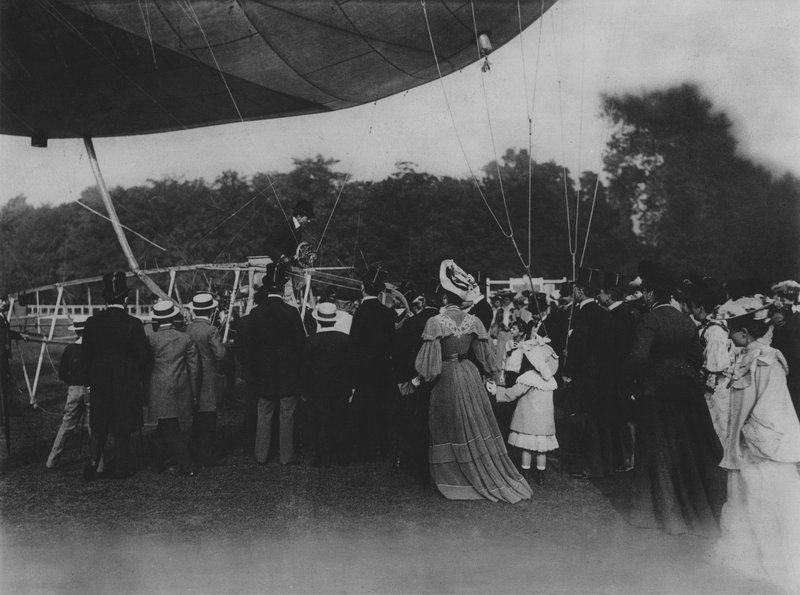 Santos Dumont en zijn luchtschip door (after) French Photographer