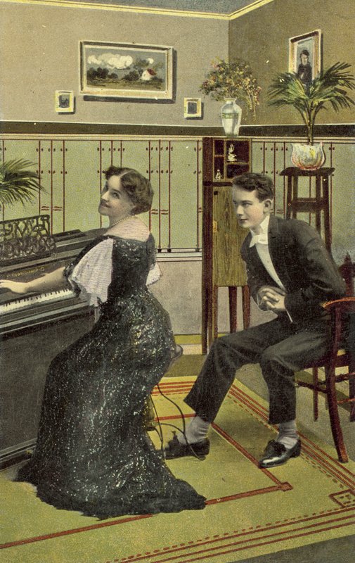 Jonge man bewondert mooi meisje dat piano speelt door American School