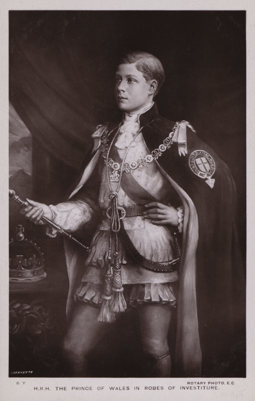 De Prins van Wales, in investituurkleding door English School