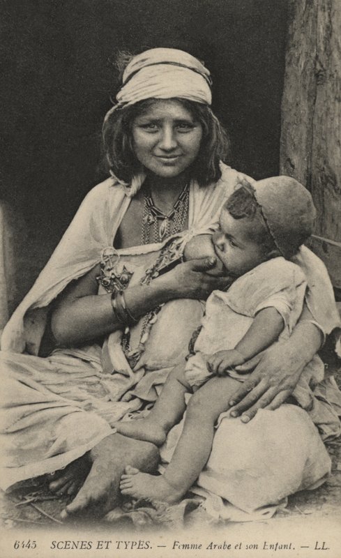 Arabische vrouw die haar baby voedt door French Photographer