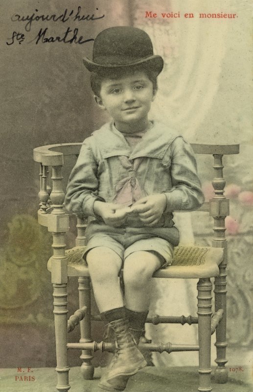 Kleine jongen met bolhoed door French Photographer