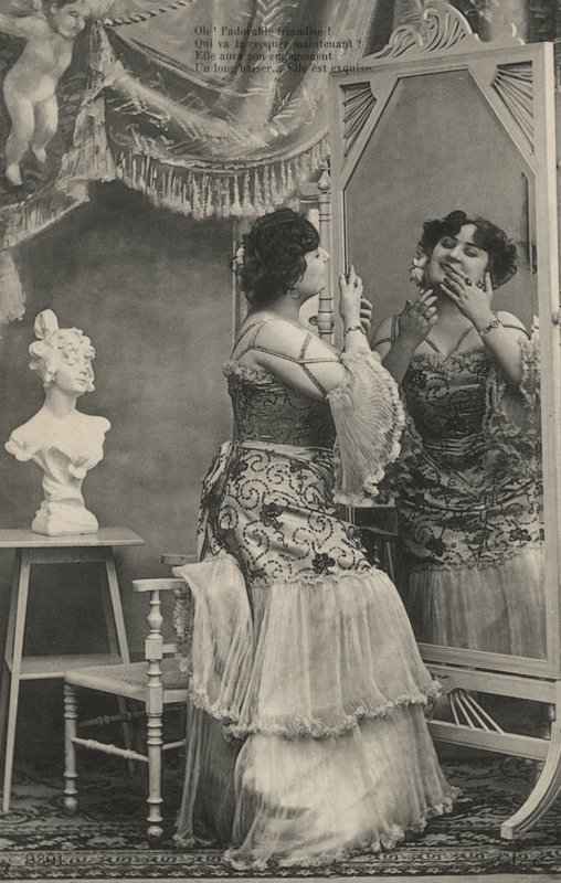 Vrouw in een uitgebreide jurk door French Photographer