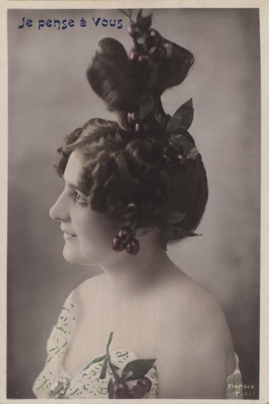 Vrouw met uitgebreide kapsel met kersen door French Photographer
