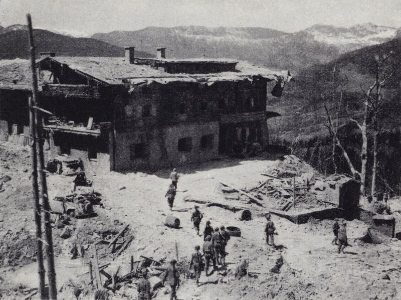 Amerikaanse en Franse troepen inspecteren de ruïnes van het toevluchtsoord van nazi-leider Adolf Hitler in Berchtesgaden in de Beierse Alpen, Tweede Wereldoorlog, mei 1945 (zw/w foto) door American Photographer (after)