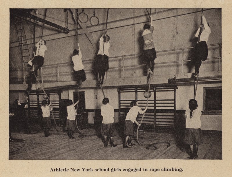 Atletische New Yorkse schoolmeisjes bezig met touwklimmen door American Photographer (after)