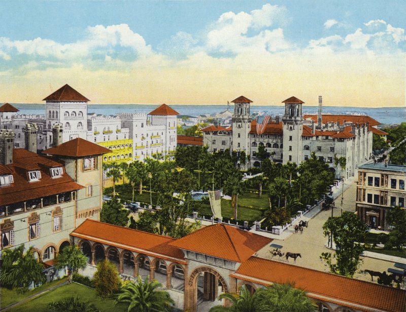Vogelvlucht van Alcazar en Cordova Hotels vanaf de Ponce de Leon, St Augustine, Florida door American Photographer (after)