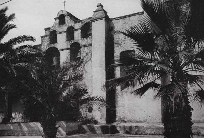 Californië: Klokken van Mission San Gabriel, gesticht in 1771, op de hellingen van met klaprozen bedekte heuvels nabij Pasadena door American Photographer (after)