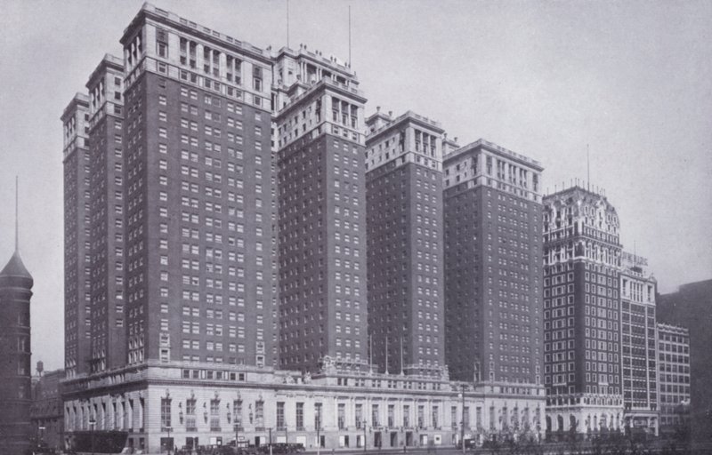 Chicago: Het Stevens Hotel, met Blackstone Hotel rechts door American Photographer (after)