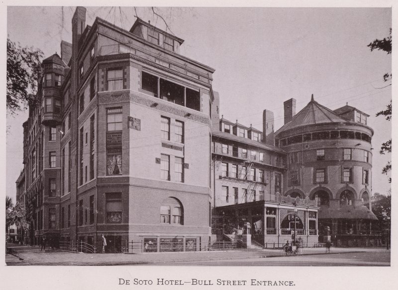 De Soto Hotel, Bull Street-ingang (zw/w foto) door American Photographer (after)