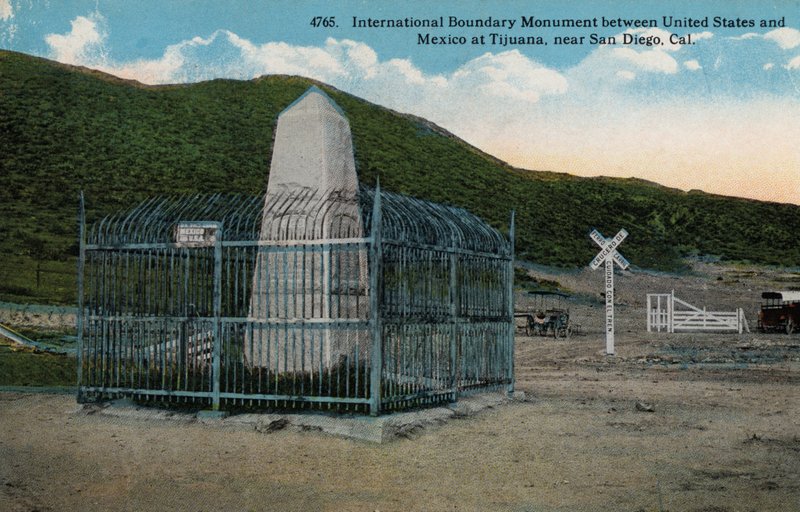 Internationaal grensmonument tussen de Verenigde Staten en Mexico bij Tijuana, nabij San Diego, Californië door American Photographer (after)