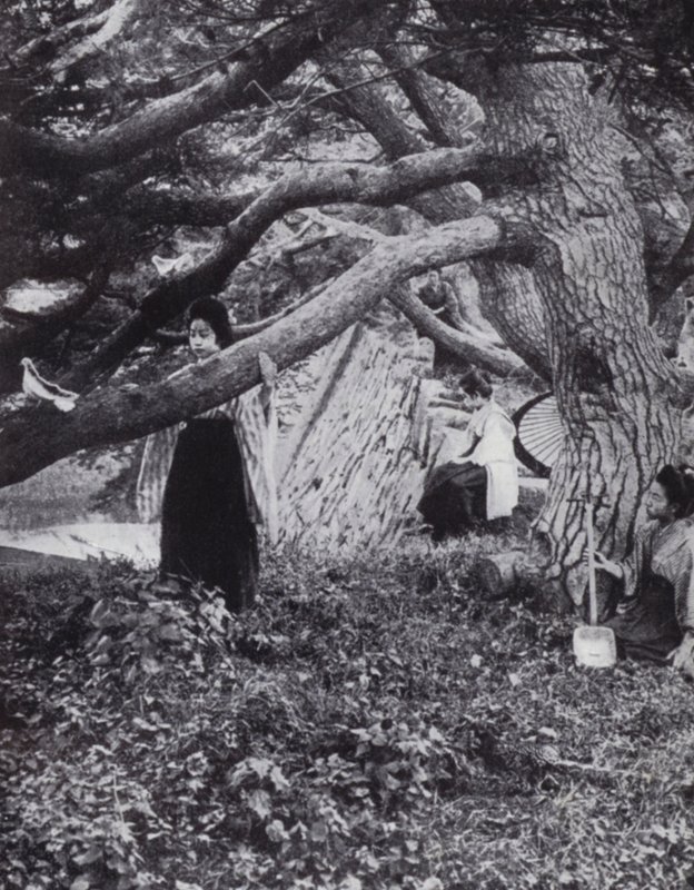 Japanse meisjes tussen de oude pijnbomen naast de oude keizerlijke gracht in Tokio door American Photographer (after)