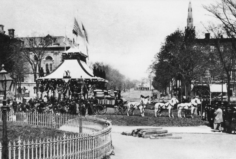 Opgebaard, president Abraham Lincoln, Cleveland, Ohio, april 1865 door American Photographer (after)