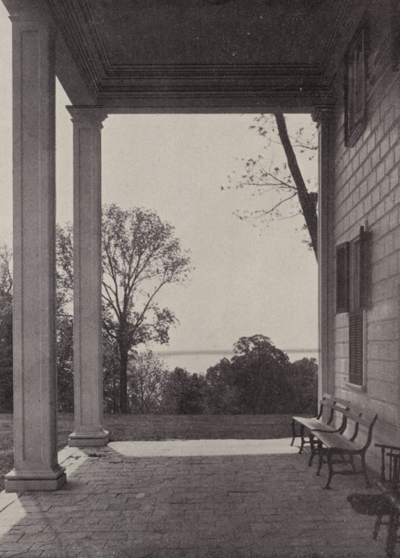 Mount Vernon: Oostportiek door American Photographer (after)