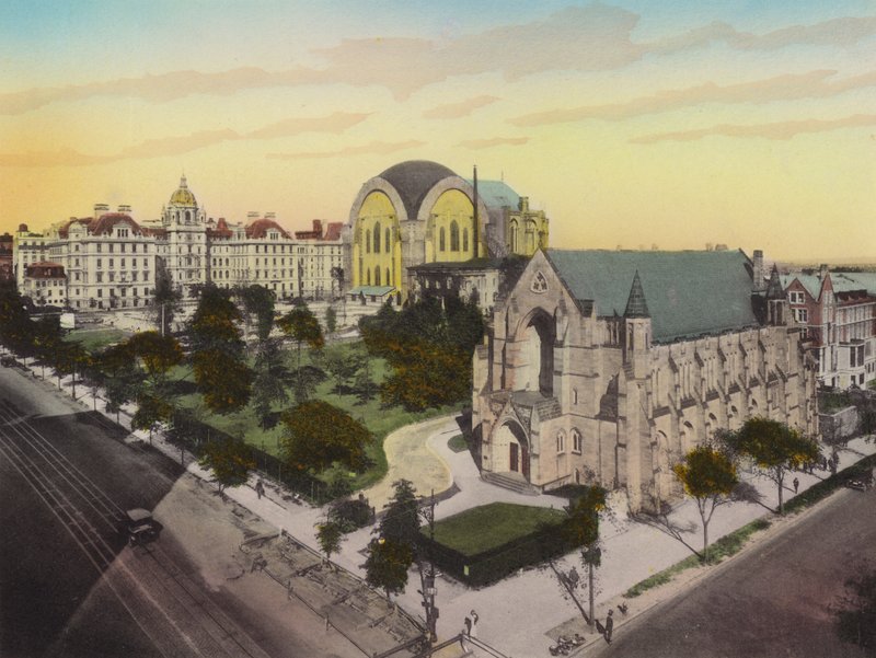 New York: Kathedraal van St. John the Divine door American Photographer (after)