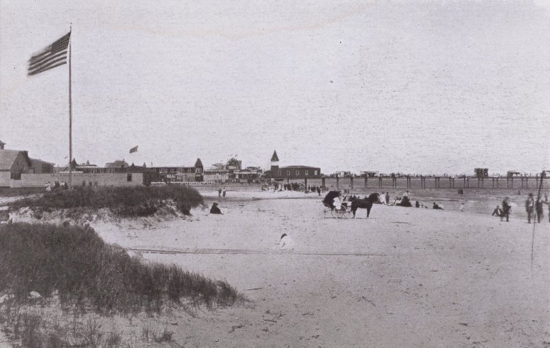 Old Orchard Beach, Maine: Strandscène door American Photographer (after)