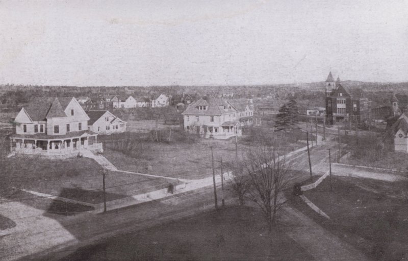 Old Orchard Beach, Maine: Uitzicht landinwaarts vanaf Old Orchard House (zwart-wit foto) door American Photographer (after)