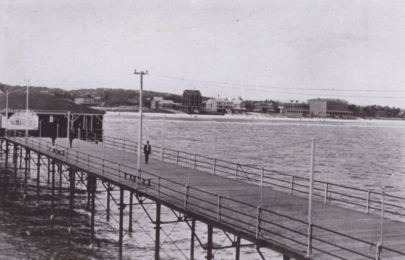 Old Orchard Beach, Maine: Uitzicht vanaf de oceaanpier door American Photographer (after)