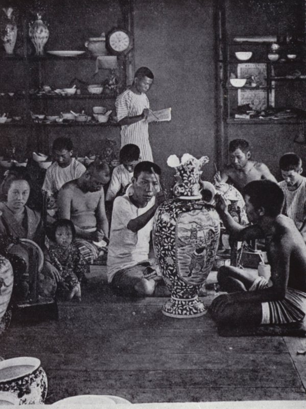 Porseleinschilders aan het werk, in de beroemde Kinkosan-werkplaats in Awata, Kioto door American Photographer (after)