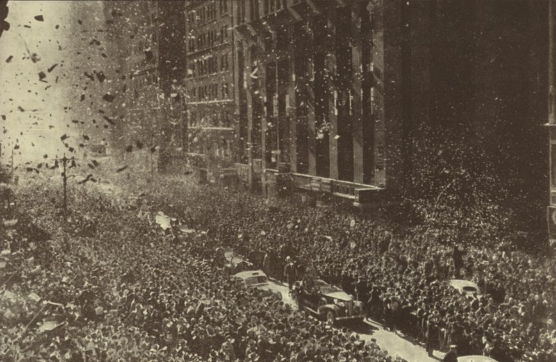 Amerikaanse president Franklin D Roosevelt ontvangt een enthousiast welkom in New York City na zijn verkiezing voor een derde termijn, december 1940 door American Photographer (after)