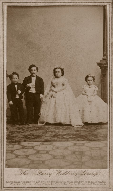 Huwelijksfoto van Charles Sherwood Stratton, Amerikaanse entertainer bekend als Generaal Tom Thumb, en zijn vrouw, Lavinia Warren door American Photographer (after)
