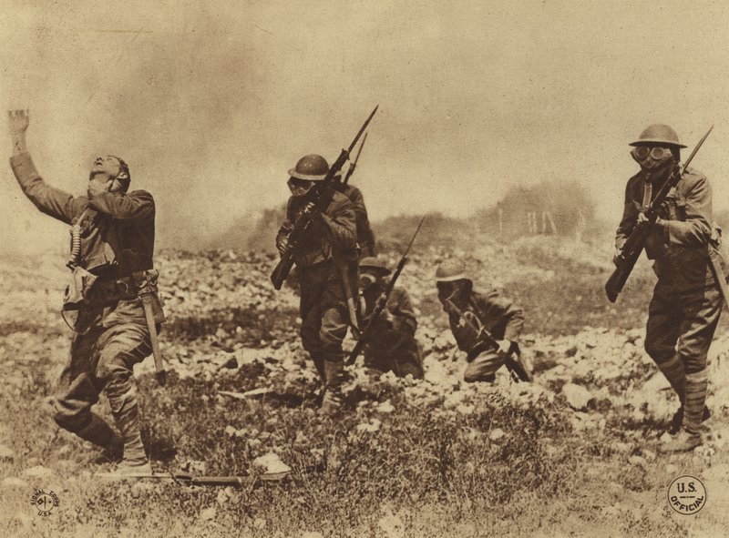 Amerika in de Eerste Wereldoorlog: Gevaar van gasaanvallen werd met alle middelen op onze mannen overgebracht om gehoorzaamheid af te dwingen aan de legerorders over het dragen en dragen van gasmaskers (z/w foto) door American Photographer