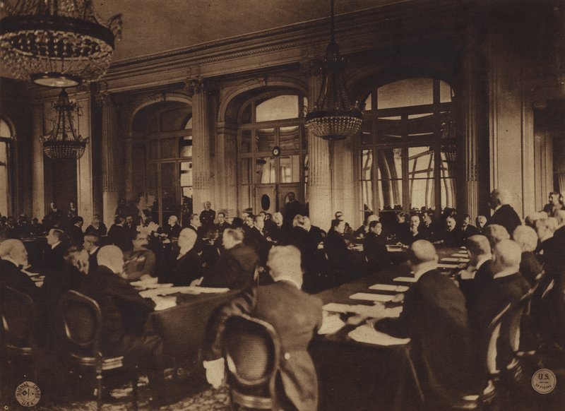 Amerika in de Eerste Wereldoorlog: Georges Clemenceau, premier van Frankrijk, overhandigt de Duitse afgevaardigden de vredesvoorwaarden van de Geallieerden in het Trianon Palace Hotel, Versailles, 7 mei. door American Photographer