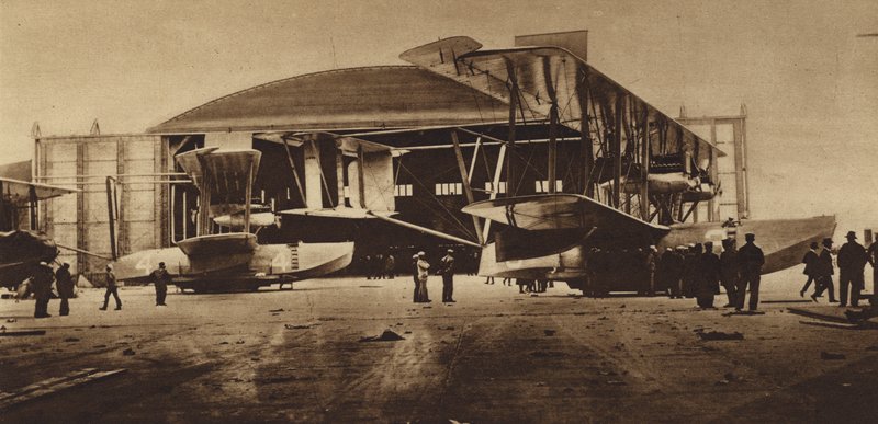 Amerika in de Eerste Wereldoorlog: NC-3 en NC-4 voor hun hangar, klaar voor de trans-Atlantische vlucht (z/w foto) door American Photographer