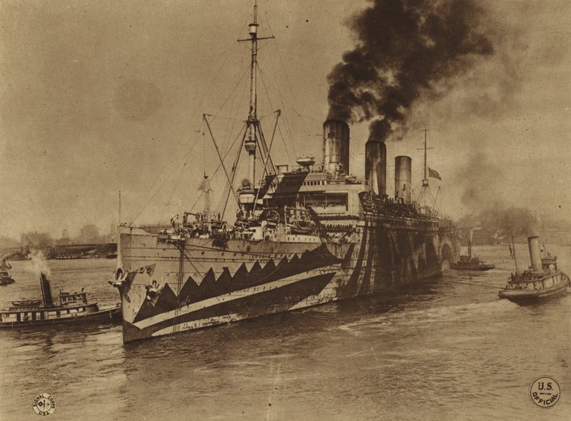 Amerika in de Eerste Wereldoorlog: De "Leviathan", voorheen het Duitse passagiersschip "Vaterland", vertrekt vanuit Hoboken naar Frankrijk (z/w foto) door American Photographer