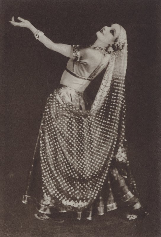 Ann Pavlova als Rhada in "Oriental Impressions" (z/w foto) door American Photographer