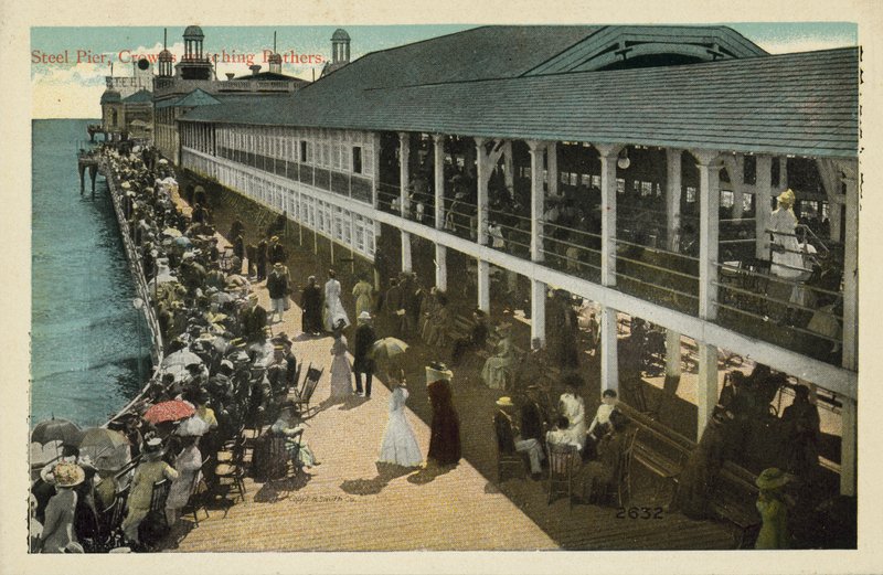 Atlantic City, NJ: Steel Pier, menigte kijkt naar baders (kleurenfoto) door American Photographer