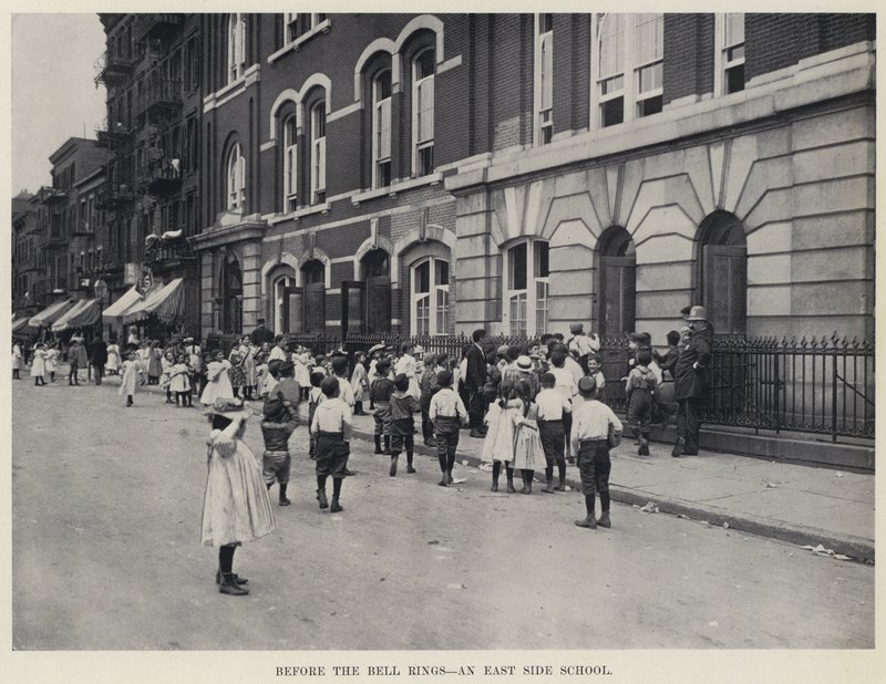 Voor de bel gaat, een East Side School door American Photographer