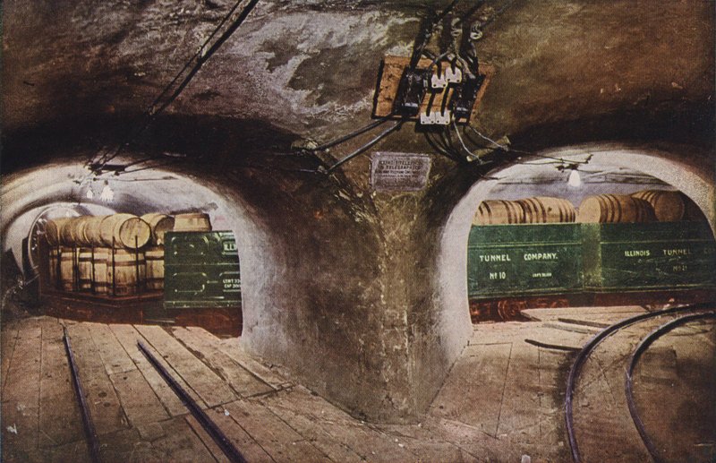 Chicago: Ondergrondse tunnel bij kruispunt van straten, met geladen goederenwagons (kleurenfoto) door American Photographer