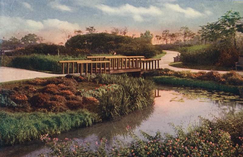Chicago: Kronkelpaden en voetgangersbruggen in het nieuwe deel van Humboldt Park, noordwestkant (kleurenfoto) door American Photographer
