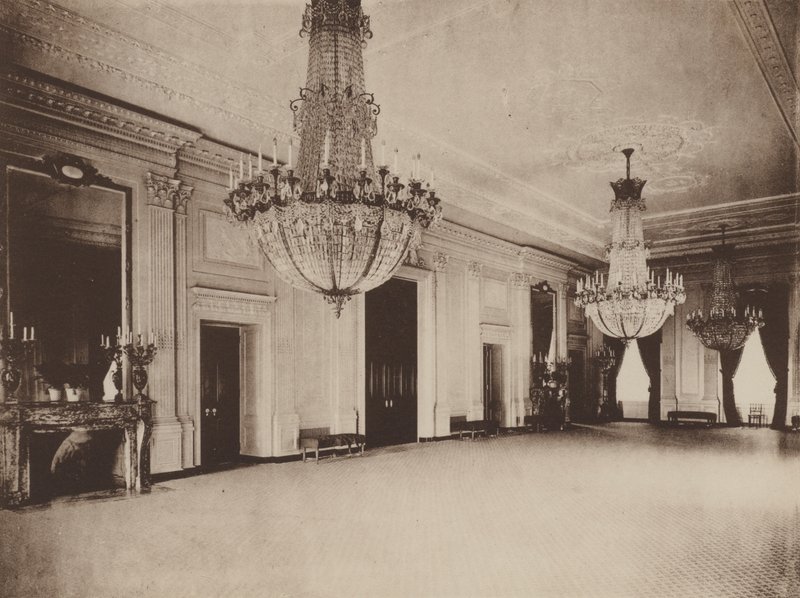 East Room van het Witte Huis (z/w foto) door American Photographer